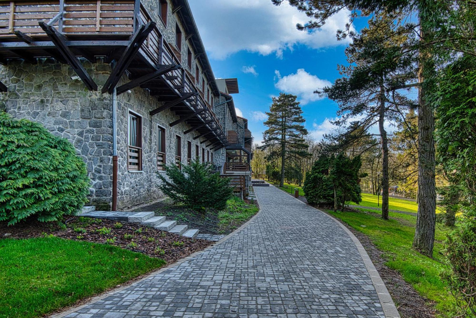 Cardoner Hotel Es Konferenciakoezpont Dobogoko Exterior foto